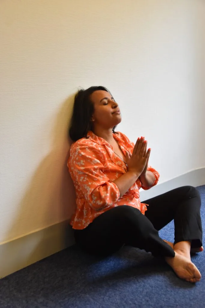 Femme en méditation — protéger son énergie des influences extérieures