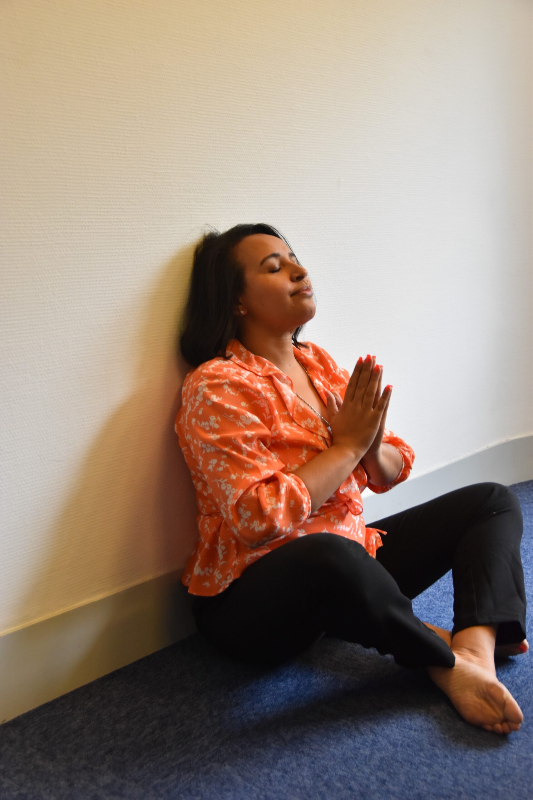 Femme en méditation — protéger son énergie des influences extérieures