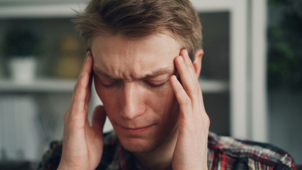 Soin énergétique pour la migraine - homme souffrant de douleur et soulagement naturel